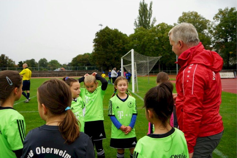Die E-Juniorinnen des VfB Oberweimar mit Trainer Steffen Friedrich in der Saison 20/21