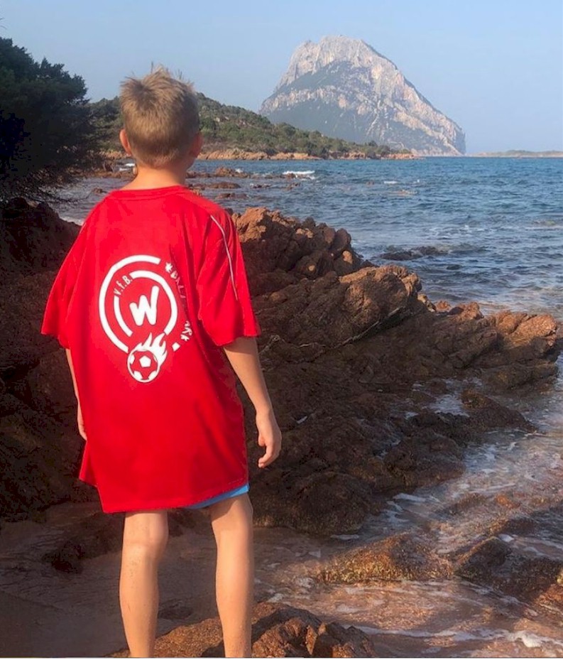 Eure Urlaubsfotos: Theo von unseren D-Junioren grüßt von der Insel Sardinien!
