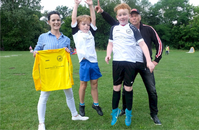 Trikotübergabe vom Sponsor Dr. Graf an die E-Junioren des VfB Oberweimar Trikotübergabe vom Sponsor Dr. Graf an die E-Junioren des VfB Oberweimar