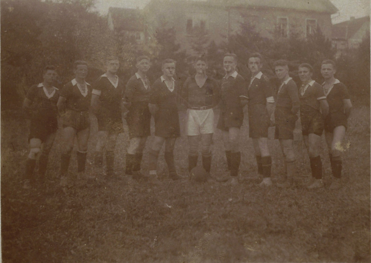 Herrenmannschaft des VfB Oberweimar 1925 auf dem Fußballplatz In der Aue (später Parksportplatz) Herrenmannschaft des VfB Oberweimar 1925 auf dem Fußballplatz In der Aue (später Parksportplatz)