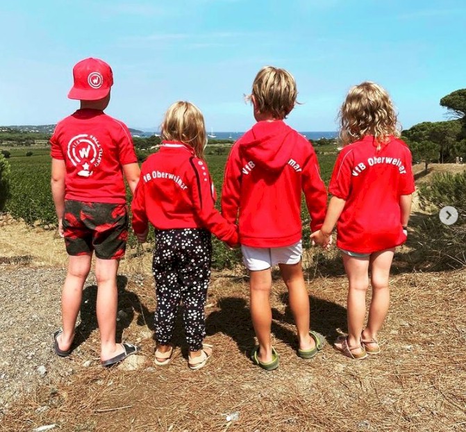Urlaubsgrüße von der Côte d’Azur von unseren VfB-Kids Ede, Elli, Mitja und Martha (2021) Urlaubsgrüße von der Côte d’Azur von unseren VfB-Kids Ede, Elli, Mitja und Martha (2021)