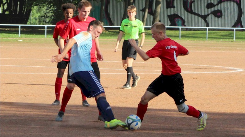 Zwei Elfmeter besiegeln Niederlage - Erste verliert 0:2 gegen Kirchheim Zwei Elfmeter besiegeln Niederlage - Erste verliert 0:2 gegen Kirchheim
