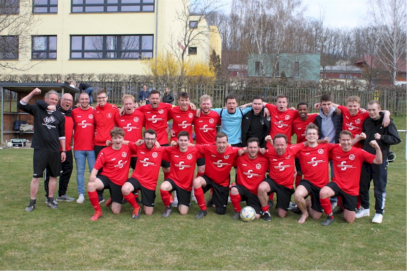 Unsere Herrenmannschaft nach dem Punktspielsieg in Niederzimmern Unsere Herrenmannschaft nach dem Punktspielsieg in Niederzimmern