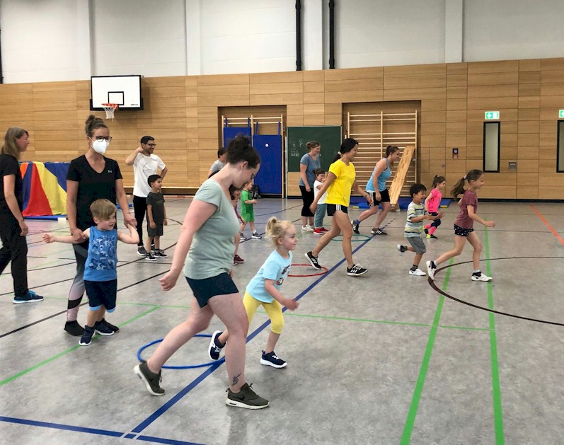 Gemeinsame Sportstunde für Groß ️und Klein Gemeinsame Sportstunde für Groß ️und Klein