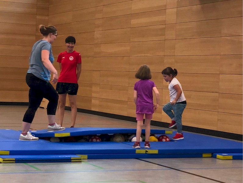 Gemeinsame Sportstunde für Groß ️und Klein Gemeinsame Sportstunde für Groß ️und Klein