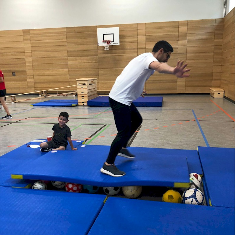 Gemeinsame Sportstunde für Groß ️und Klein Gemeinsame Sportstunde für Groß ️und Klein