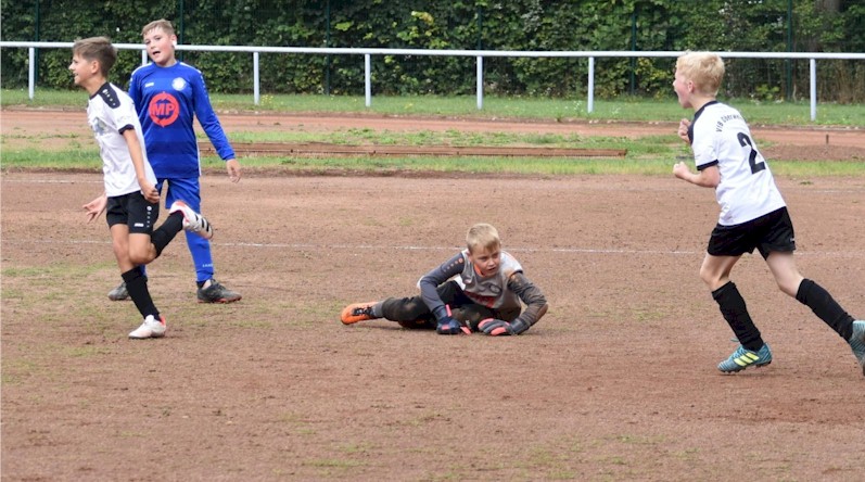 Verdienter Sieg der D2-Junioren auf der Falkenburg Verdienter Sieg der D2-Junioren auf der Falkenburg