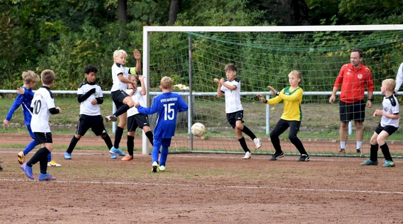 Verdienter Sieg der D2-Junioren auf der Falkenburg Verdienter Sieg der D2-Junioren auf der Falkenburg
