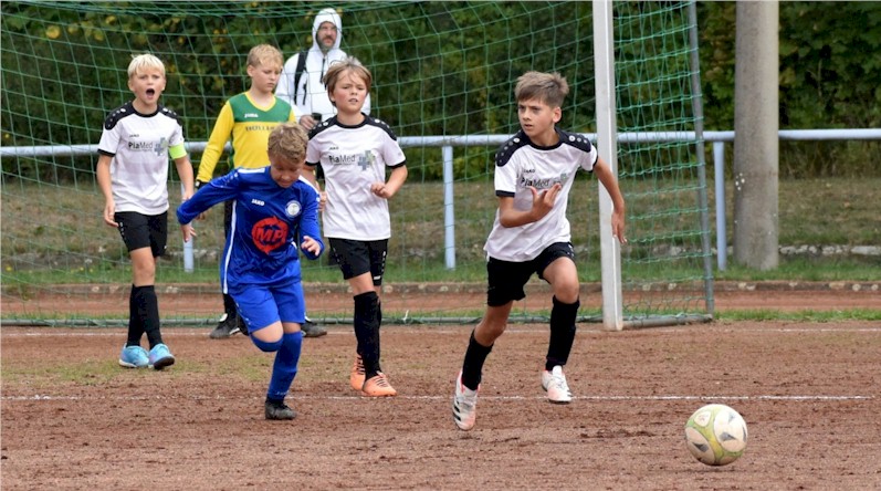 Verdienter Sieg der D2-Junioren auf der Falkenburg Verdienter Sieg der D2-Junioren auf der Falkenburg