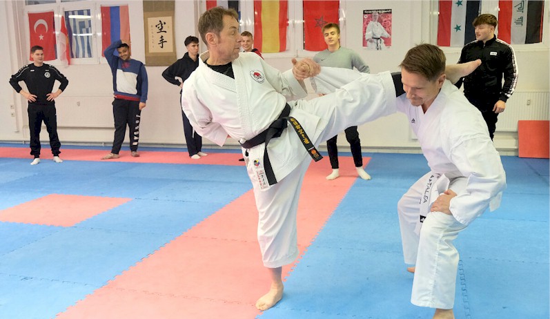 Fußball trifft auf Karate – Herren mit besonderer Lehrstunde