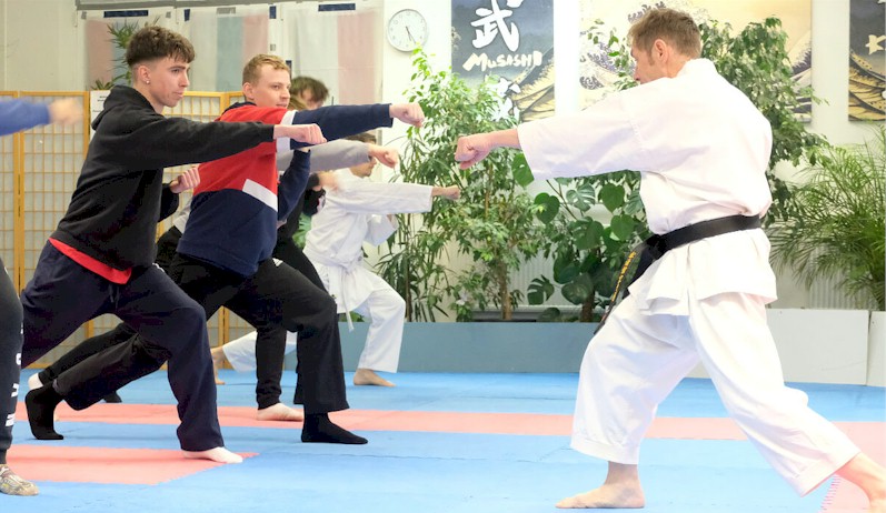 Fußball trifft auf Karate – Herren mit besonderer Lehrstunde