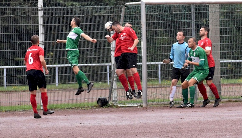 Herren vom VfB Oberweimar siegen auf der Falkenburg gegen Eintracht Obernissa