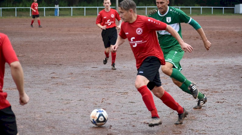 Herren vom VfB Oberweimar siegen auf der Falkenburg gegen Eintracht Obernissa