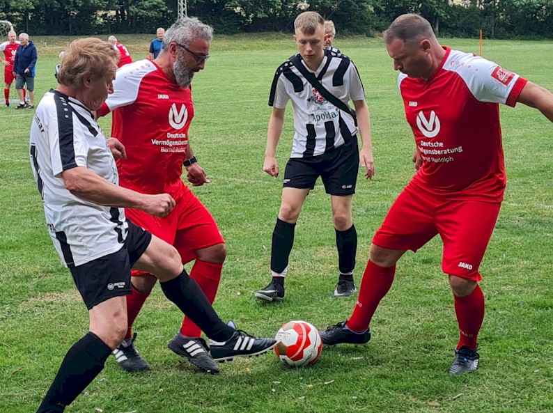 Unsere Gehfußballer im Einsatz Unsere Gehfußballer im Einsatz