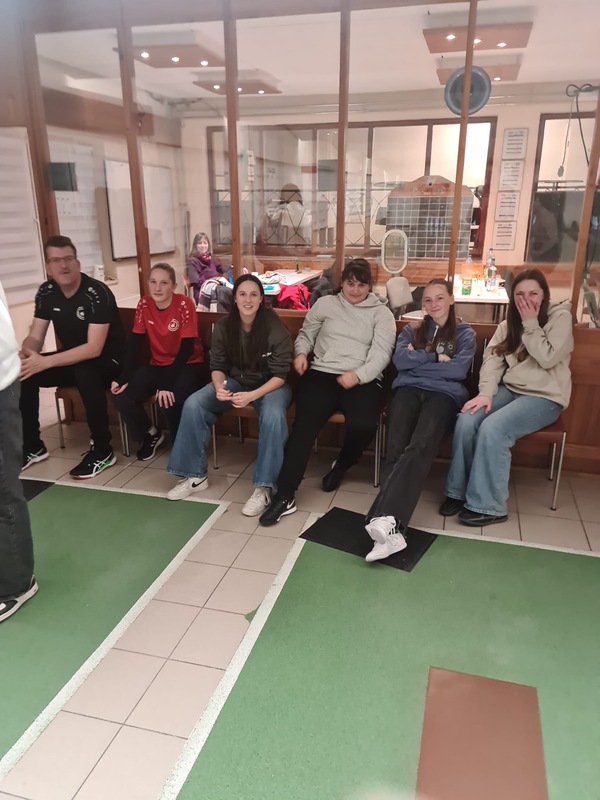 Neujahrskegeln unserer C-Juniorinnen Neujahrskegeln unserer C-Juniorinnen