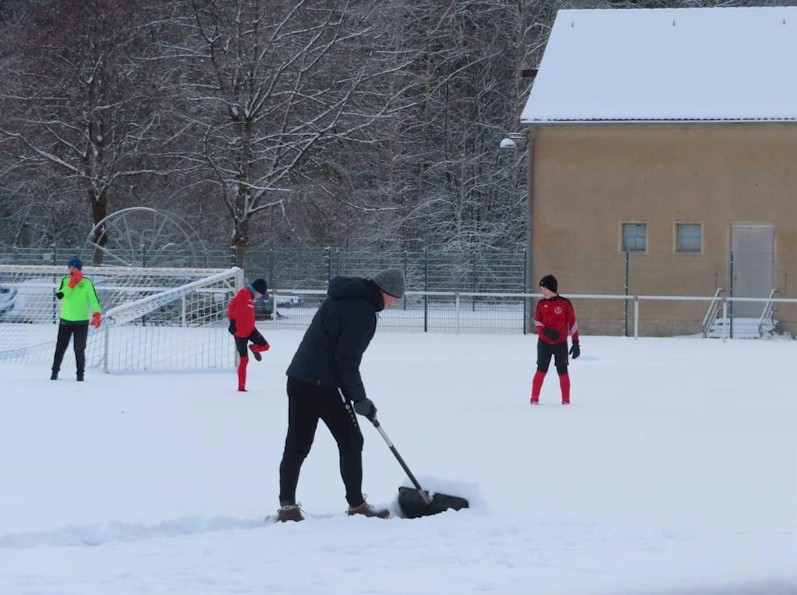 Fußball im Tiefschnee Fußball im Tiefschnee