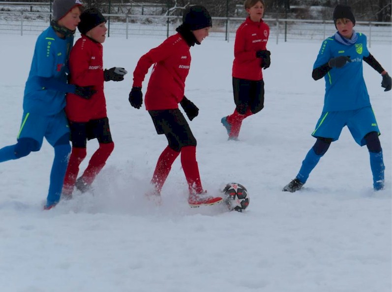 Fußball im Tiefschnee Fußball im Tiefschnee