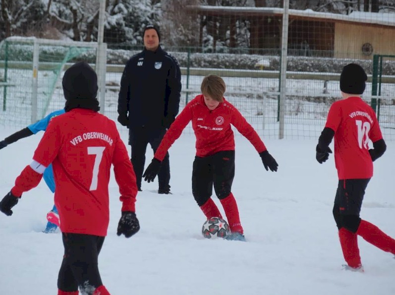 Fußball im Tiefschnee Fußball im Tiefschnee