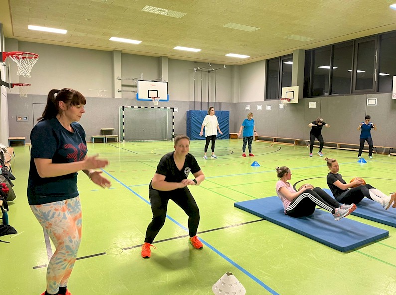 Hochmotivierte Fitnessfrauen Hochmotivierte Fitnessfrauen