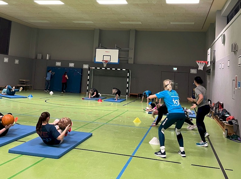 Hochmotivierte Fitnessfrauen Hochmotivierte Fitnessfrauen