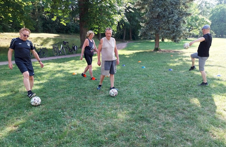 Sport im Park bei tropischen Temperaturen Sport im Park bei tropischen Temperaturen