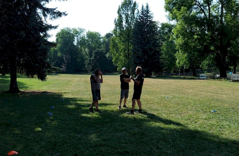 Sport im Park bei tropischen Temperaturen Sport im Park bei tropischen Temperaturen