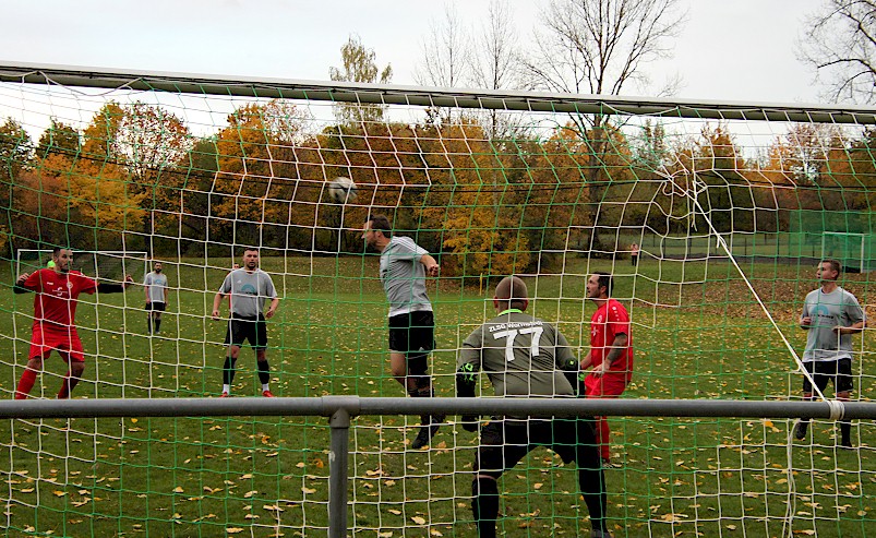 Krummi stellt das Spiel auf Sieg – Die 2. Herren sind Herbstmeister