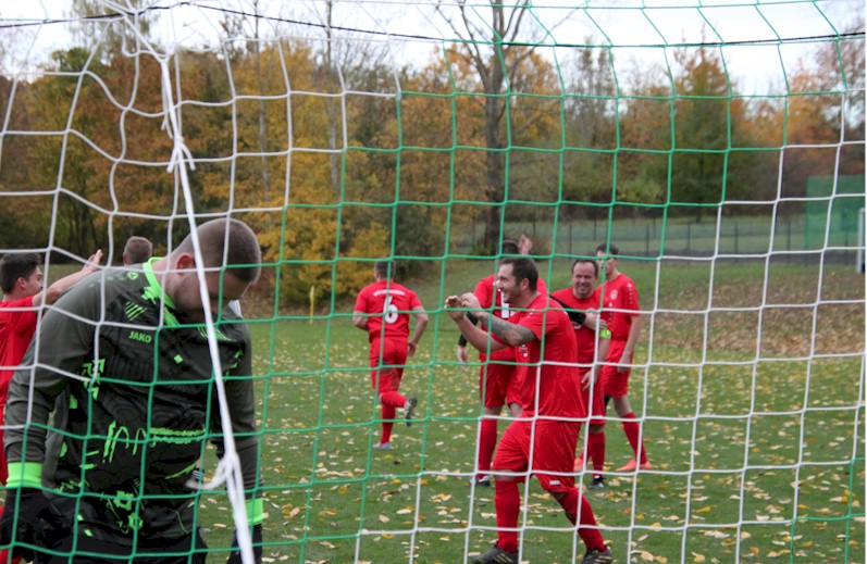 Krummi stellt das Spiel auf Sieg – Die 2. Herren sind Herbstmeister