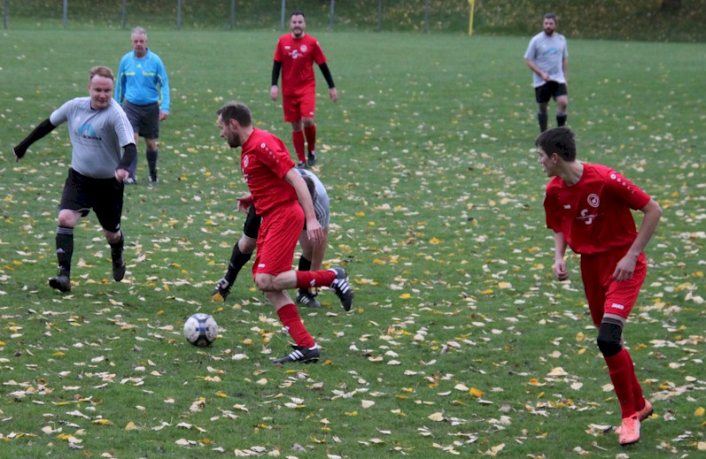 Krummi stellt das Spiel auf Sieg – Die 2. Herren sind Herbstmeister