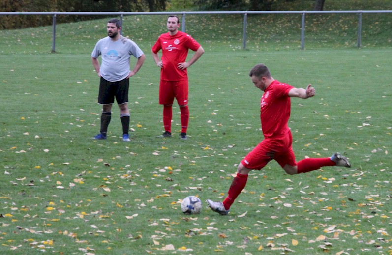 Krummi stellt das Spiel auf Sieg – Die 2. Herren sind Herbstmeister