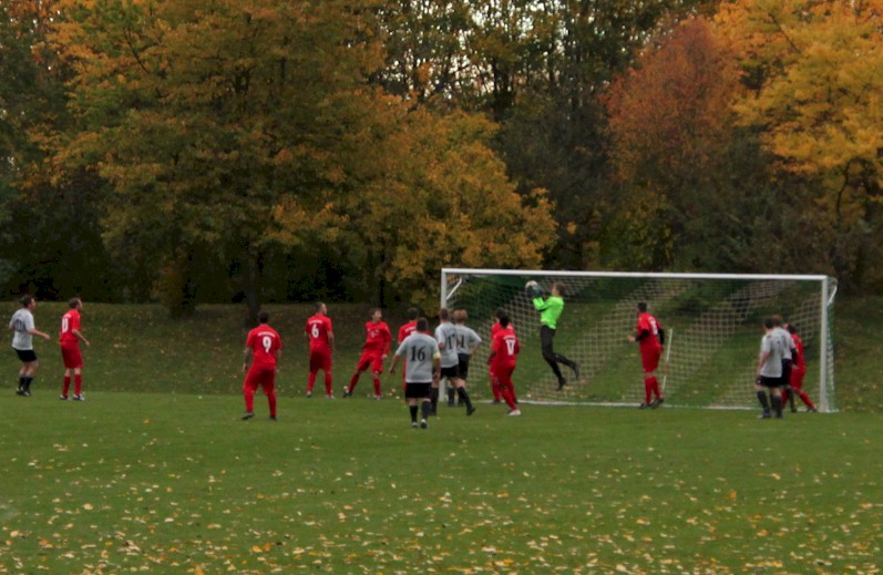 Krummi stellt das Spiel auf Sieg – Die 2. Herren sind Herbstmeister