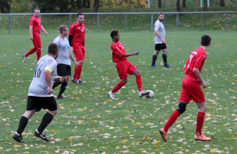 Krummi stellt das Spiel auf Sieg – Die 2. Herren sind Herbstmeister