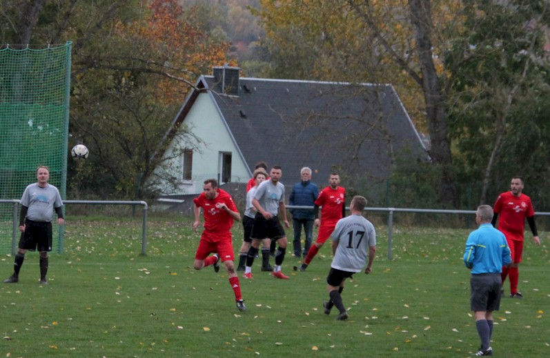 Krummi stellt das Spiel auf Sieg – Die 2. Herren sind Herbstmeister