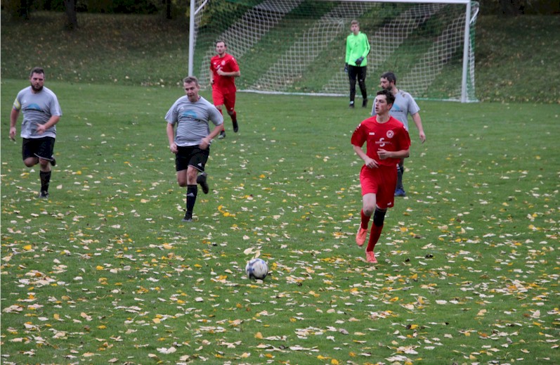 Krummi stellt das Spiel auf Sieg – Die 2. Herren sind Herbstmeister