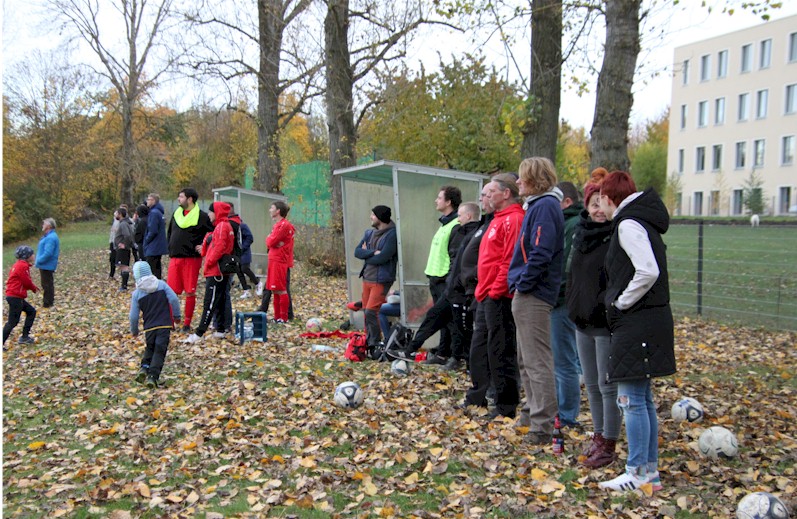 Krummi stellt das Spiel auf Sieg – Die 2. Herren sind Herbstmeister