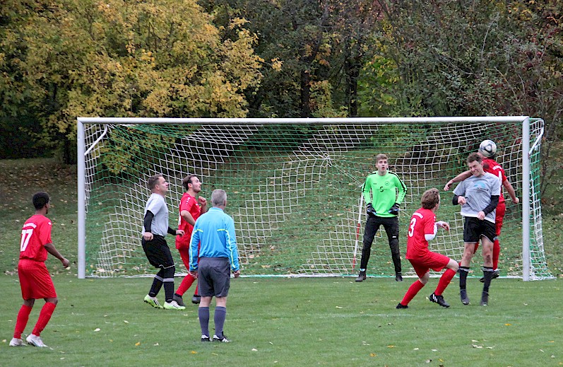 Krummi stellt das Spiel auf Sieg – Die 2. Herren sind Herbstmeister