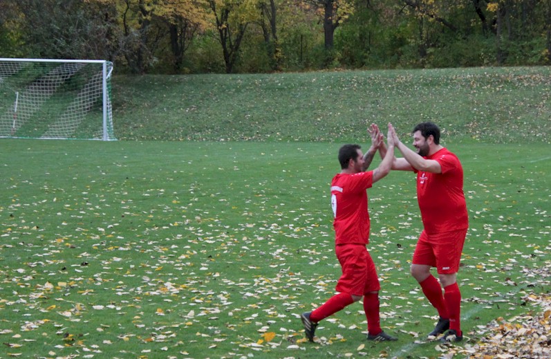Krummi stellt das Spiel auf Sieg – Die 2. Herren sind Herbstmeister