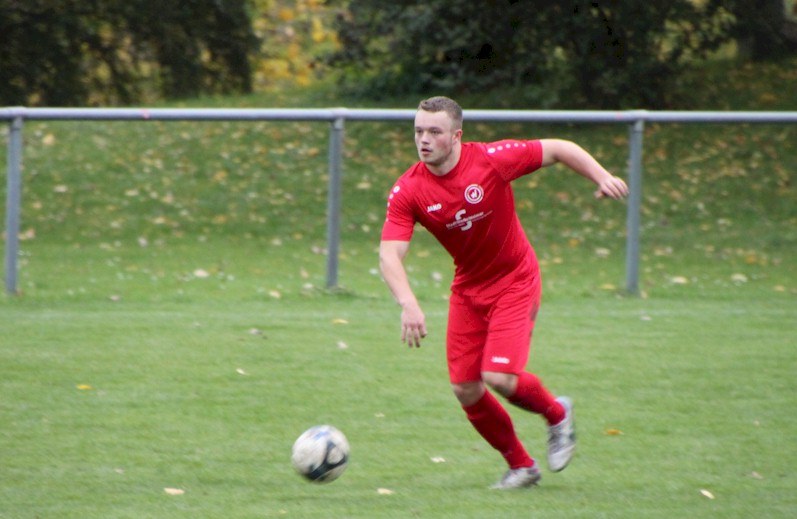 Krummi stellt das Spiel auf Sieg – Die 2. Herren sind Herbstmeister