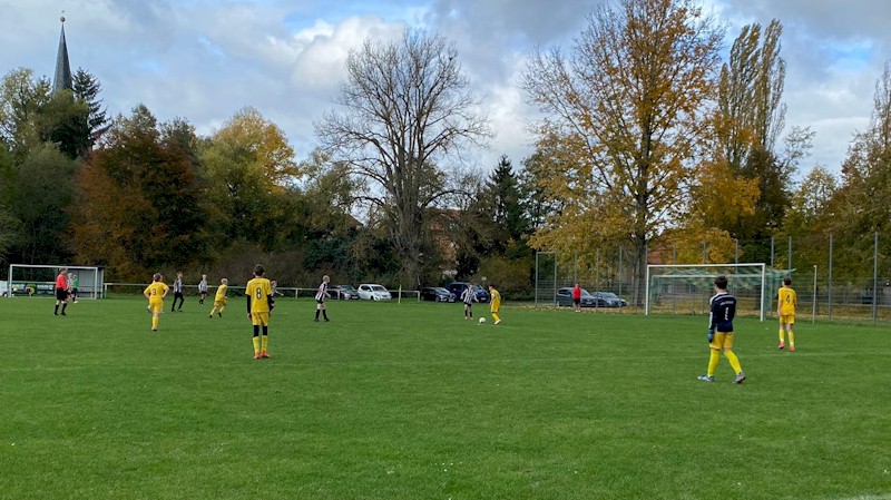 Verdient aber glanzlos zieht die D1 ins Kreispokal-Viertelfinale ein. Verdient aber glanzlos zieht die D1 ins Kreispokal-Viertelfinale ein.