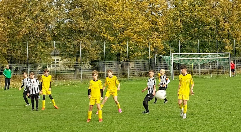 Verdient aber glanzlos zieht die D1 ins Kreispokal-Viertelfinale ein. Verdient aber glanzlos zieht die D1 ins Kreispokal-Viertelfinale ein.