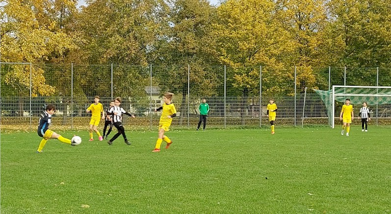 Verdient aber glanzlos zieht die D1 ins Kreispokal-Viertelfinale ein. Verdient aber glanzlos zieht die D1 ins Kreispokal-Viertelfinale ein.