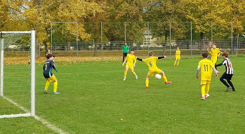 Verdient aber glanzlos zieht die D1 ins Kreispokal-Viertelfinale ein. Verdient aber glanzlos zieht die D1 ins Kreispokal-Viertelfinale ein.