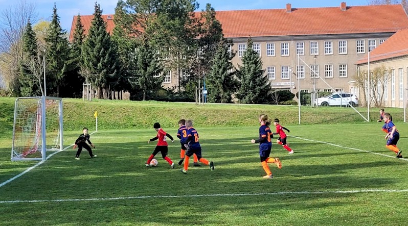 Mit einem 3:7 gewinnt unsere E2 bei schönstem Fußballwetter in Isseroda Mit einem 3:7 gewinnt unsere E2 bei schönstem Fußballwetter in Isseroda