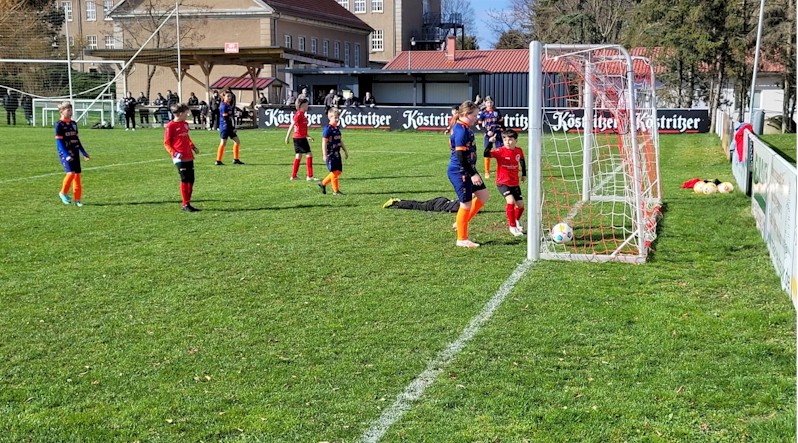 Mit einem 3:7 gewinnt unsere E2 bei schönstem Fußballwetter in Isseroda Mit einem 3:7 gewinnt unsere E2 bei schönstem Fußballwetter in Isseroda