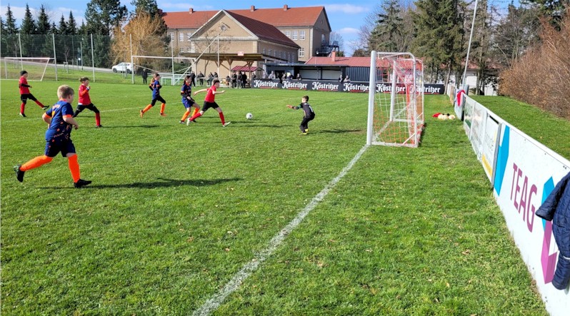 Mit einem 3:7 gewinnt unsere E2 bei schönstem Fußballwetter in Isseroda Mit einem 3:7 gewinnt unsere E2 bei schönstem Fußballwetter in Isseroda