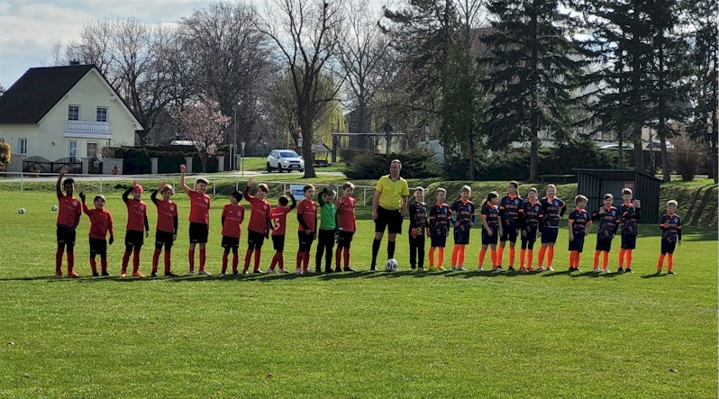 Mit einem 3:7 gewinnt unsere E2 bei schönstem Fußballwetter in Isseroda Mit einem 3:7 gewinnt unsere E2 bei schönstem Fußballwetter in Isseroda