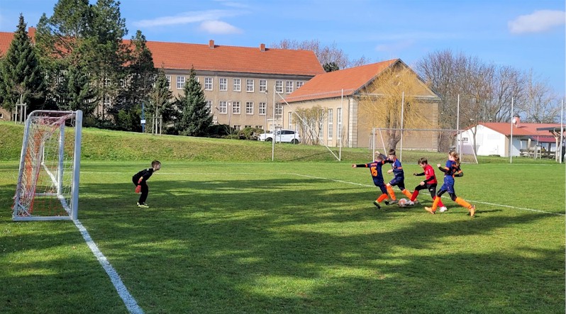Mit einem 3:7 gewinnt unsere E2 bei schönstem Fußballwetter in Isseroda Mit einem 3:7 gewinnt unsere E2 bei schönstem Fußballwetter in Isseroda