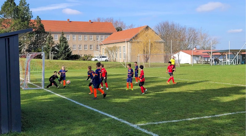 Mit einem 3:7 gewinnt unsere E2 bei schönstem Fußballwetter in Isseroda Mit einem 3:7 gewinnt unsere E2 bei schönstem Fußballwetter in Isseroda