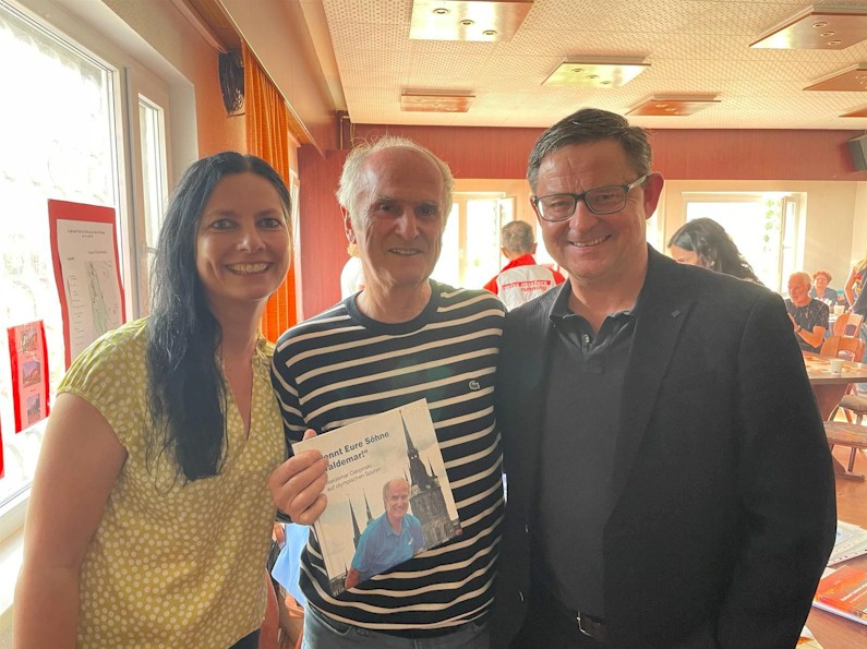 Doppel-Olympiasieger im Marathon Waldemar Cierpinski zusammen mit Yvonne Gerstmann und Burkhard Lauer vom VfB Oberweimar Doppel-Olympiasieger im Marathon Waldemar Cierpinski zusammen mit Yvonne Gerstmann und Burkhard Lauer vom VfB Oberweimar
