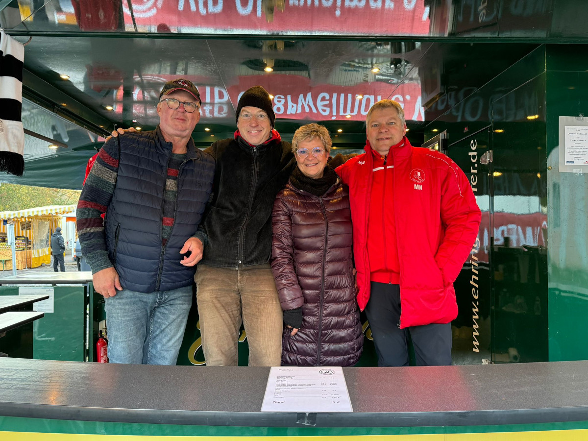 Neue Fotos vom VfB-Bierstand auf dem Zwiebelmarkt Neue Fotos vom VfB-Bierstand auf dem Zwiebelmarkt